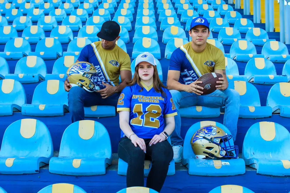 Afición con jersey, playeras y casco en el estadio